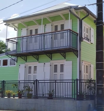 Présentation d'une maison de type colonial centenaire