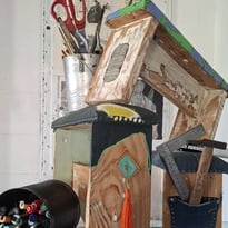 La Maison d'Artiste propose de sièger  autour du petit banc !