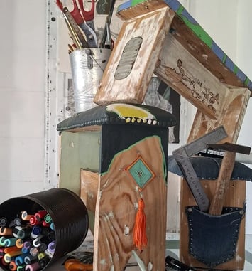La Maison d'Artiste propose de sièger  autour du petit banc !