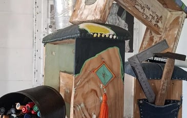 La Maison d'Artiste propose de sièger  autour du petit banc !